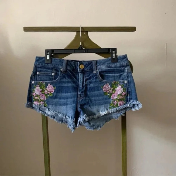 American Eagle Floral Embroidered Frayed Medium Wash Denim Jean Shorts Size 6 - Picture 2 of 9